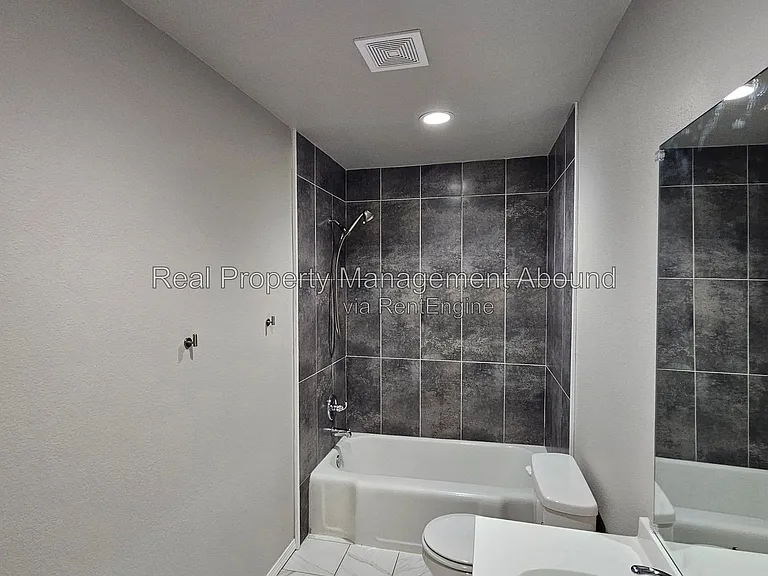 727 S Olympia Ave — Photo 41