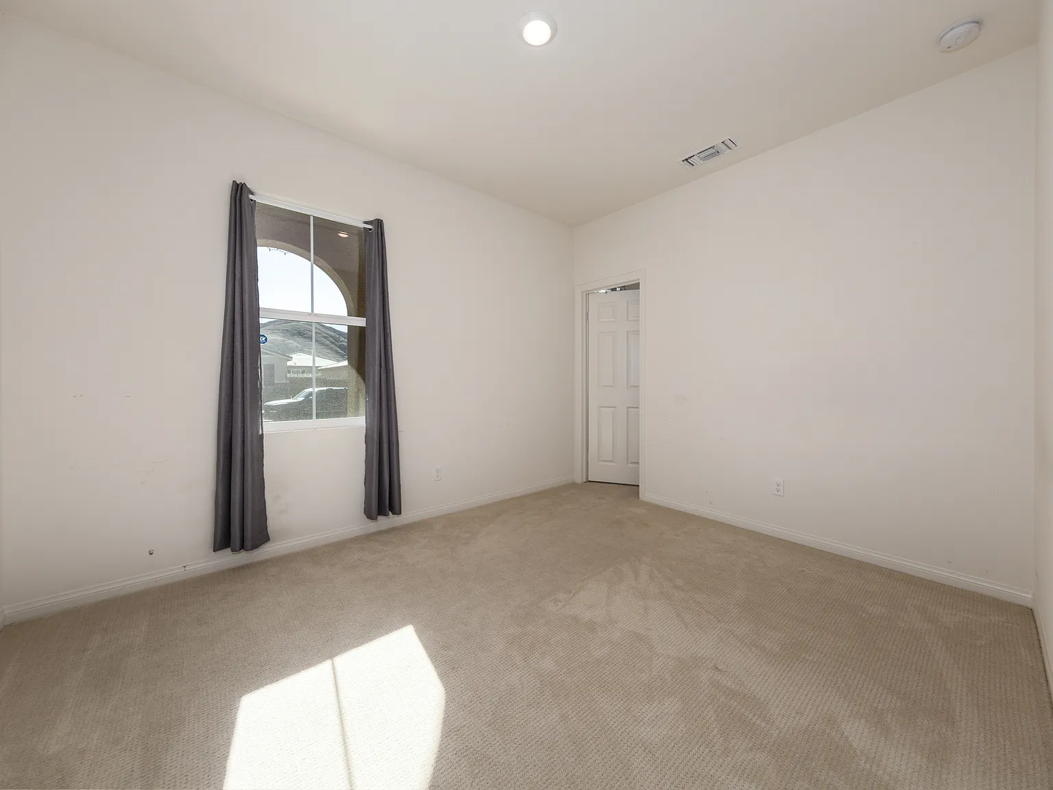 1 bed, 1.5 bath, 2507 sqft, $975 — Photo 2