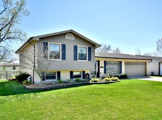 910 Hastings Ln, Hanover Park, IL