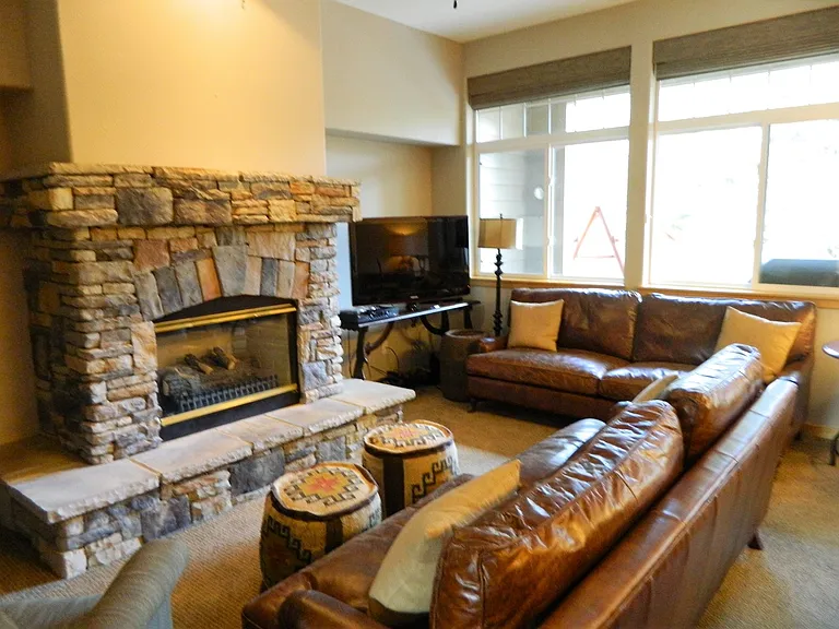 192 Robin Dr — Photo 1