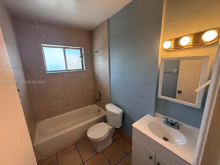 1501 W 42nd St #205 — Photo 7