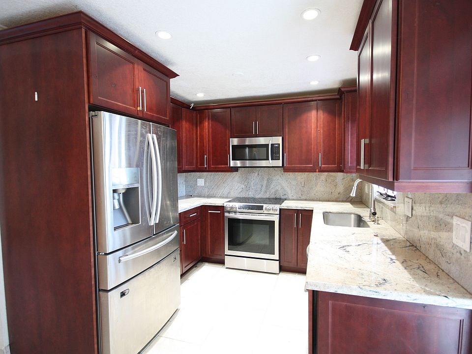 1st image of 810 NE 32nd Ct