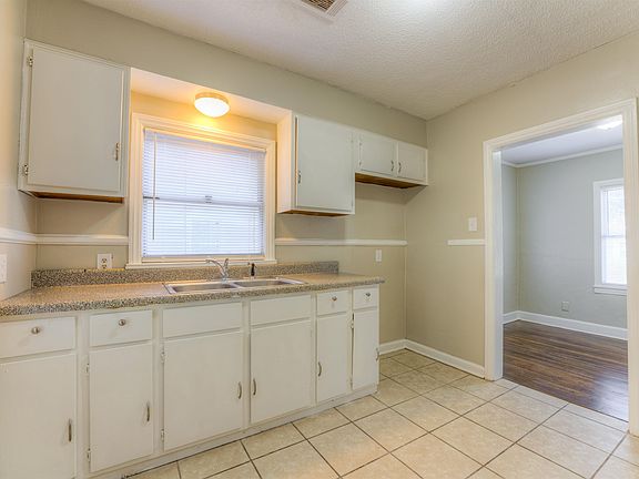 4th image of 3691 Fairmont Ave