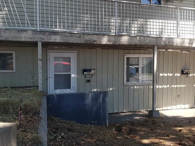 2 bedroom 1 bath lower unit-Cheney Available for a September 10th Move In!! — Photo 2