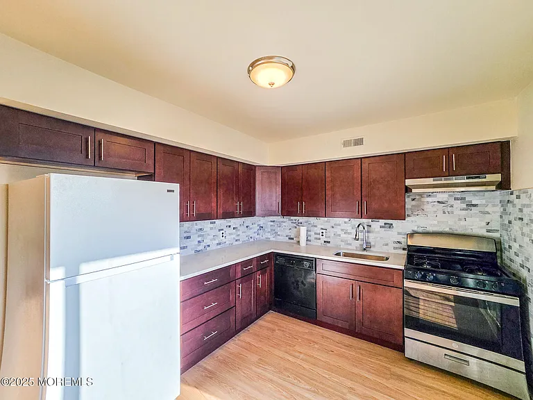 1302 Bradley Ct — Photo 9