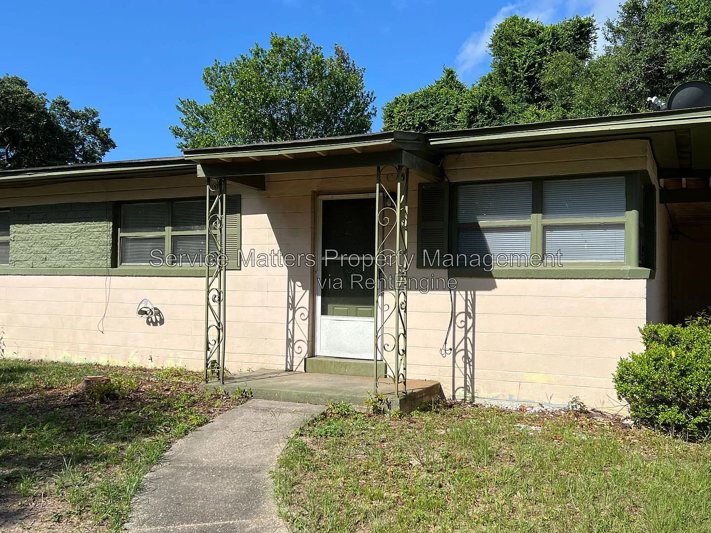 3 bed, 1.0 bath, 1100 sqft, $1,300 — Photo 2