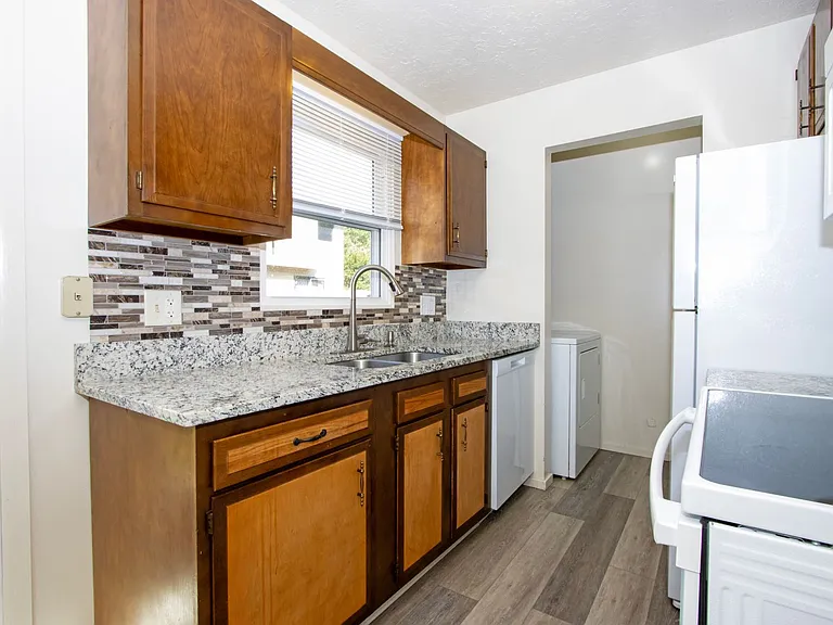 240 Collier Dr #10 — Photo 5