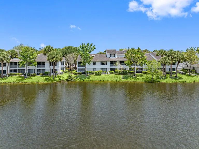 Lakepointe at Jacaranda — Photo 11