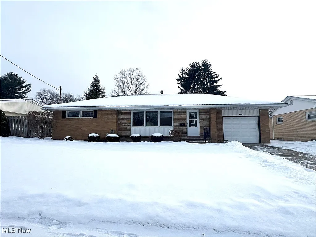 221 Lake Ave NE photo 1