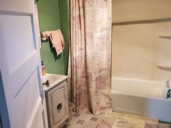 4th image of 220 Hancock Ave