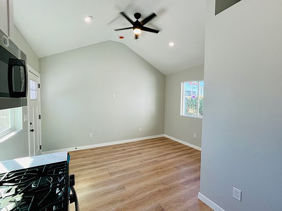 4th image of 3829 Goldfinch St