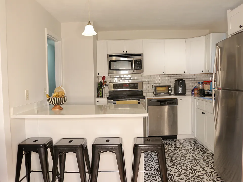 27 Broadcommon Rd