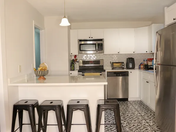 27 Broadcommon Rd, Bristol, RI 02809