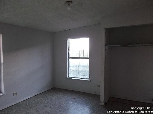 4th image of 613 E WHITE