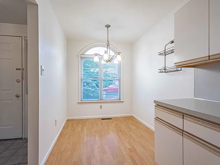 323 Surrey Pl — Photo 13