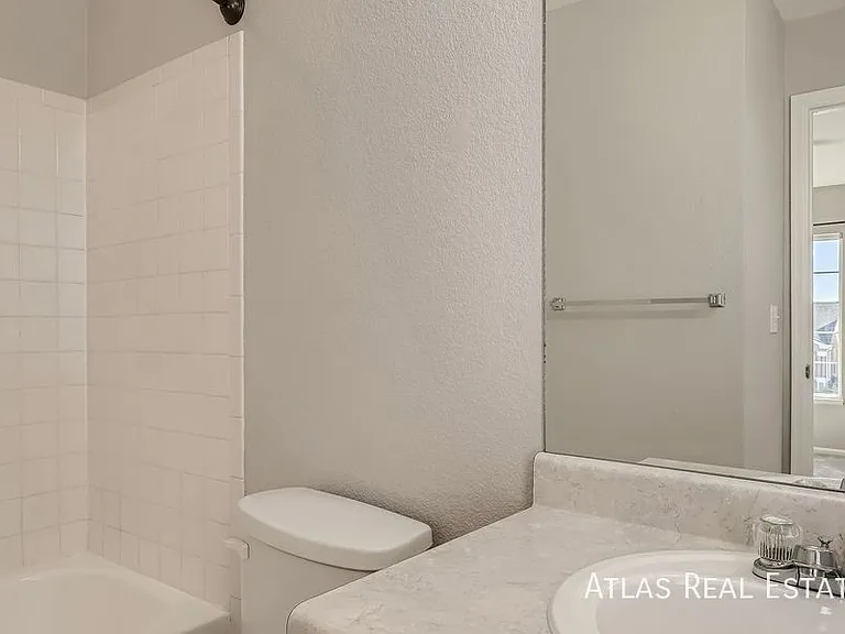 4526 Crow Creek Dr — Photo 9