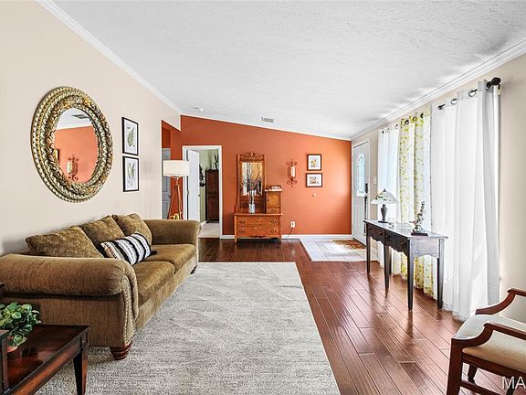 5th image of 106 Bridle Trail Dr