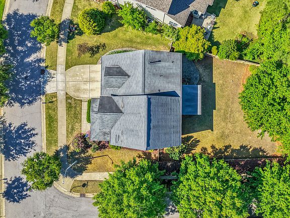 3rd image of 301 Streamwood Dr