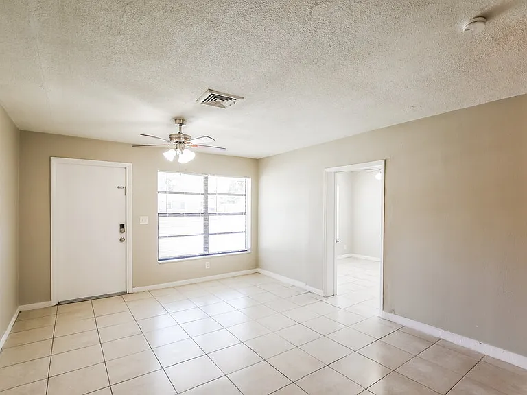 841 NE 51st Ct — Photo 3