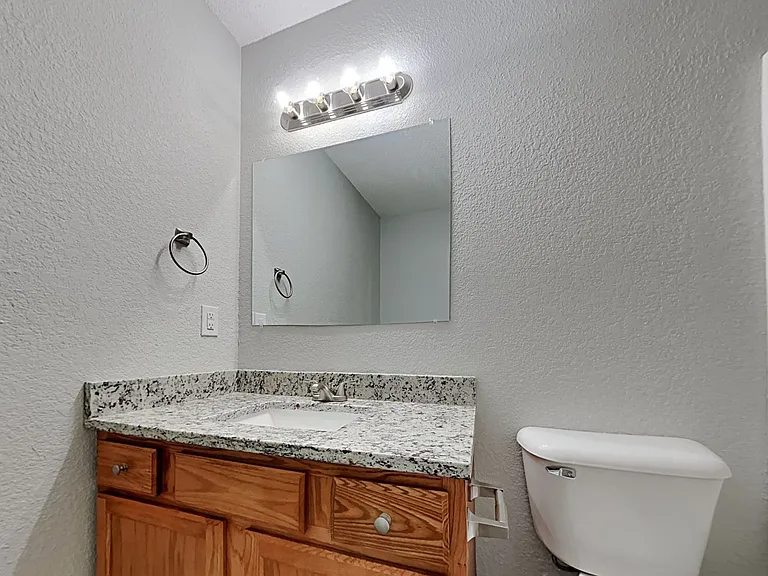 403 NW Woodbury Dr — Photo 15