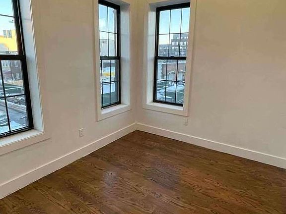 4th image of 854 Rogers Ave #2/2