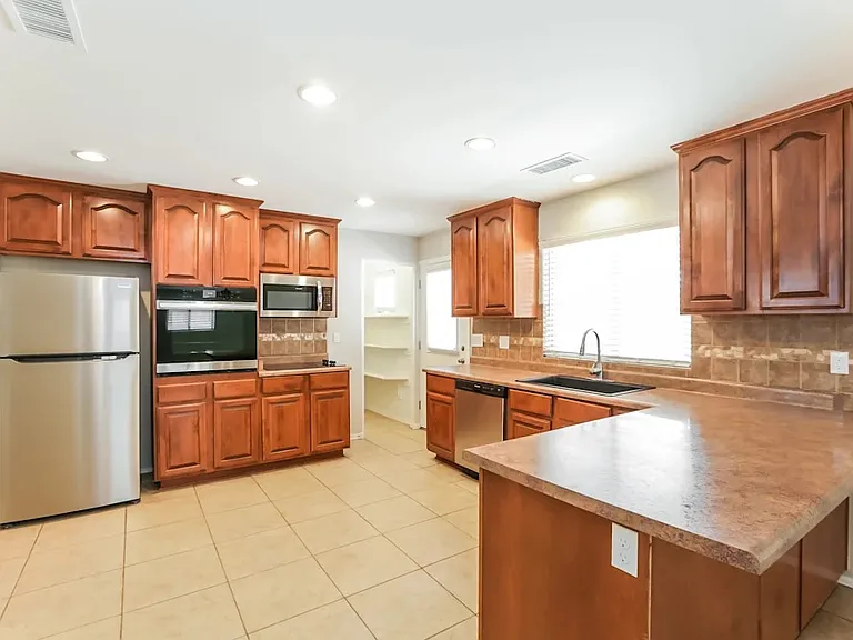 407 E Fremont Dr — Photo 7