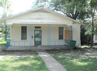 915 W 3rd St, Taylor, TX 76574