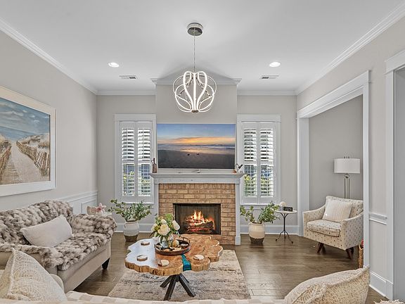 3rd image of 927 Iris St.