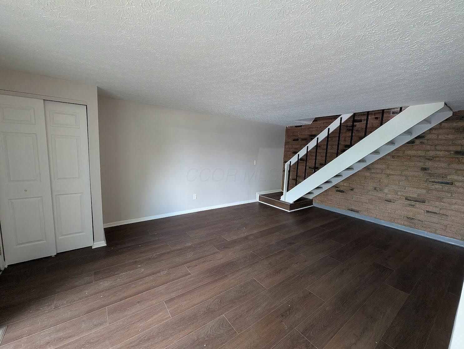 Listing photo 3 for 2440 Burgandy Ln #B