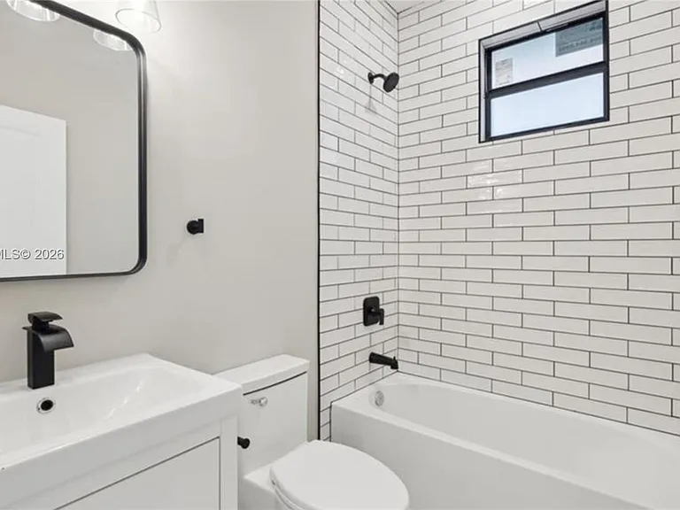 1006 Hamilton — Photo 13