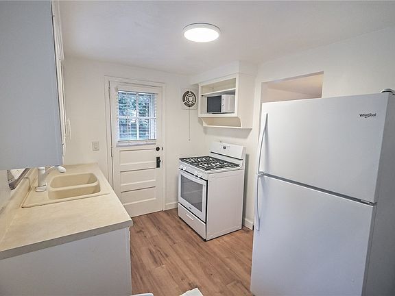 3rd image of 1041 Dallett Rd
