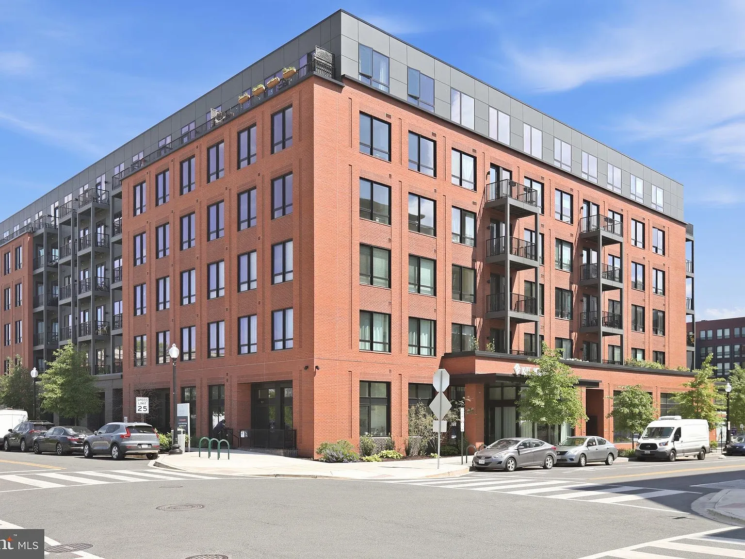 1 bed, 624 sqft, $2,400 — Photo 1