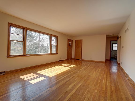 3rd image of 134 Seymour Pl