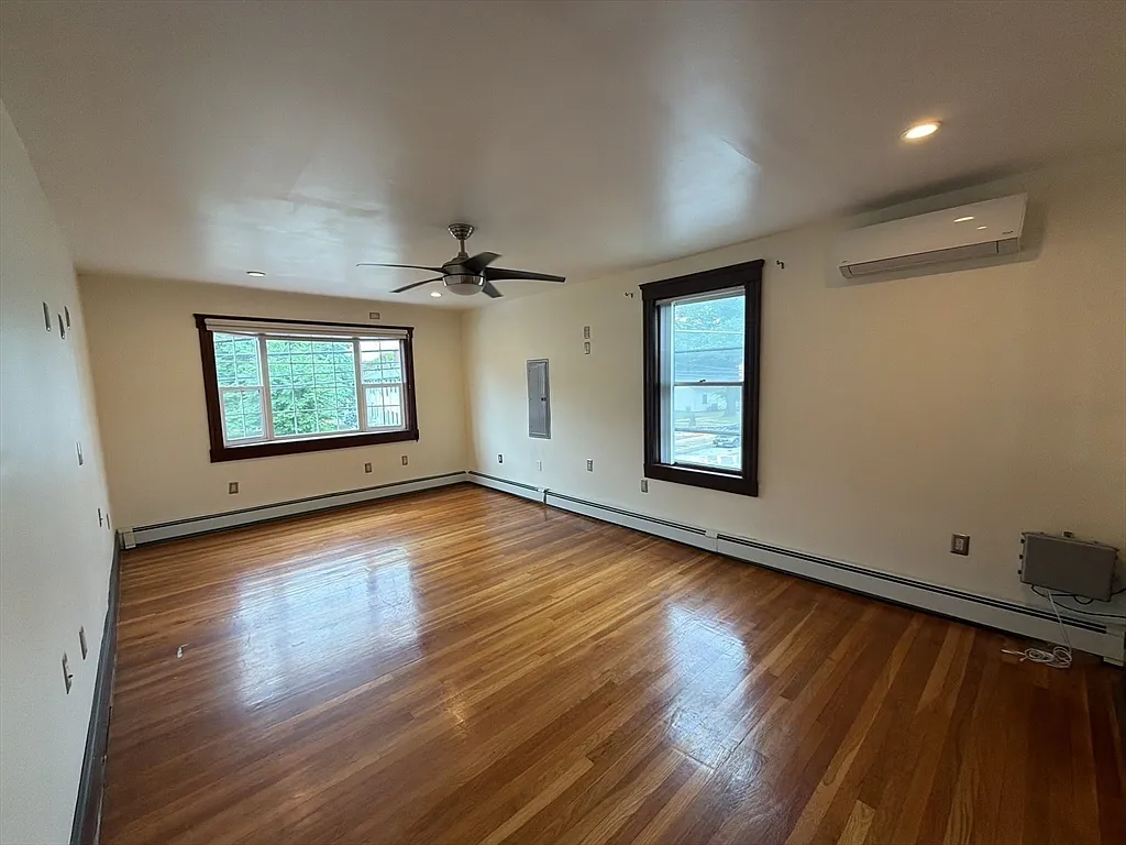 4 bed, 1.5 bath, 2235 sqft, $4,200 — Photo 4
