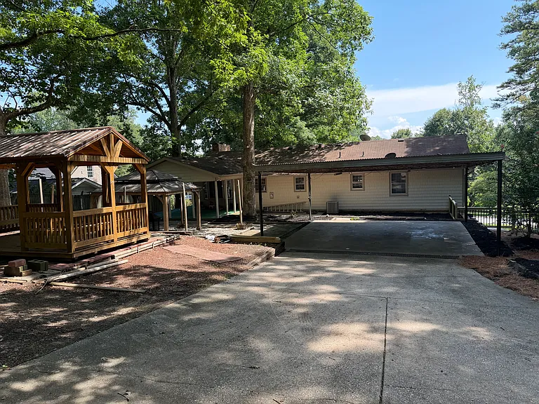 4032 Pine Manor Dr — Photo 17