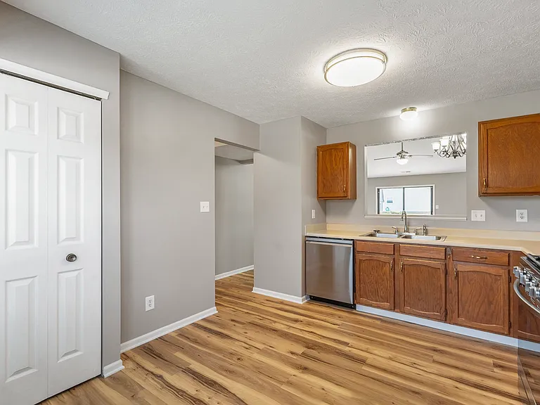 1015 Crimson King Pkwy — Photo 6