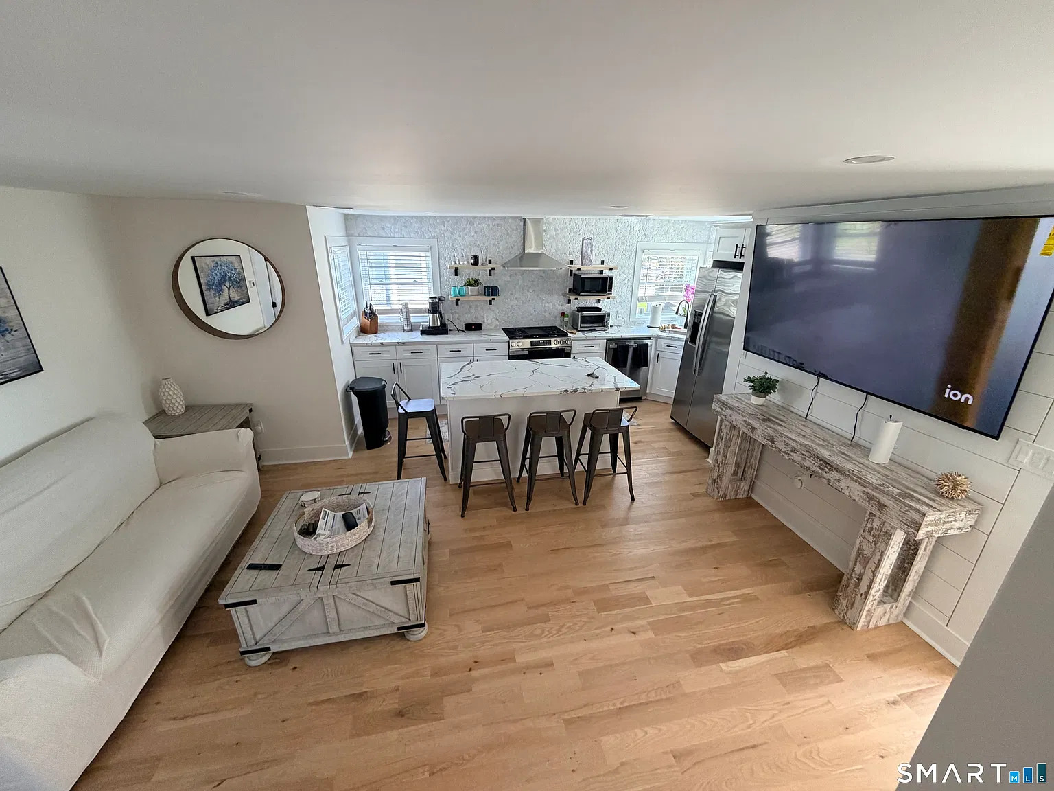 3 bed, 2.0 bath, 1402 sqft, $3,600 — Photo 2