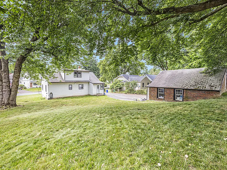 524 Continental Rd — Photo 29