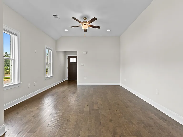 2272 Lakeview Dr — Photo 1