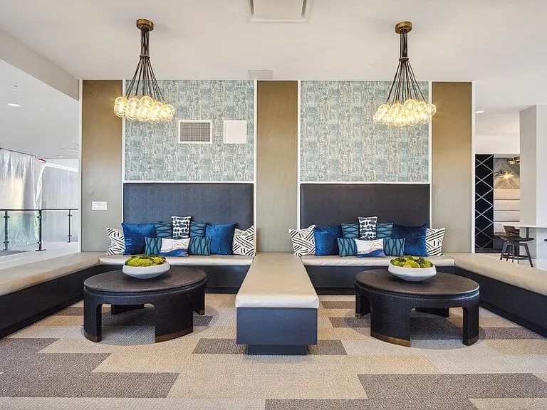 Seven Skies Apartments — Photo 41