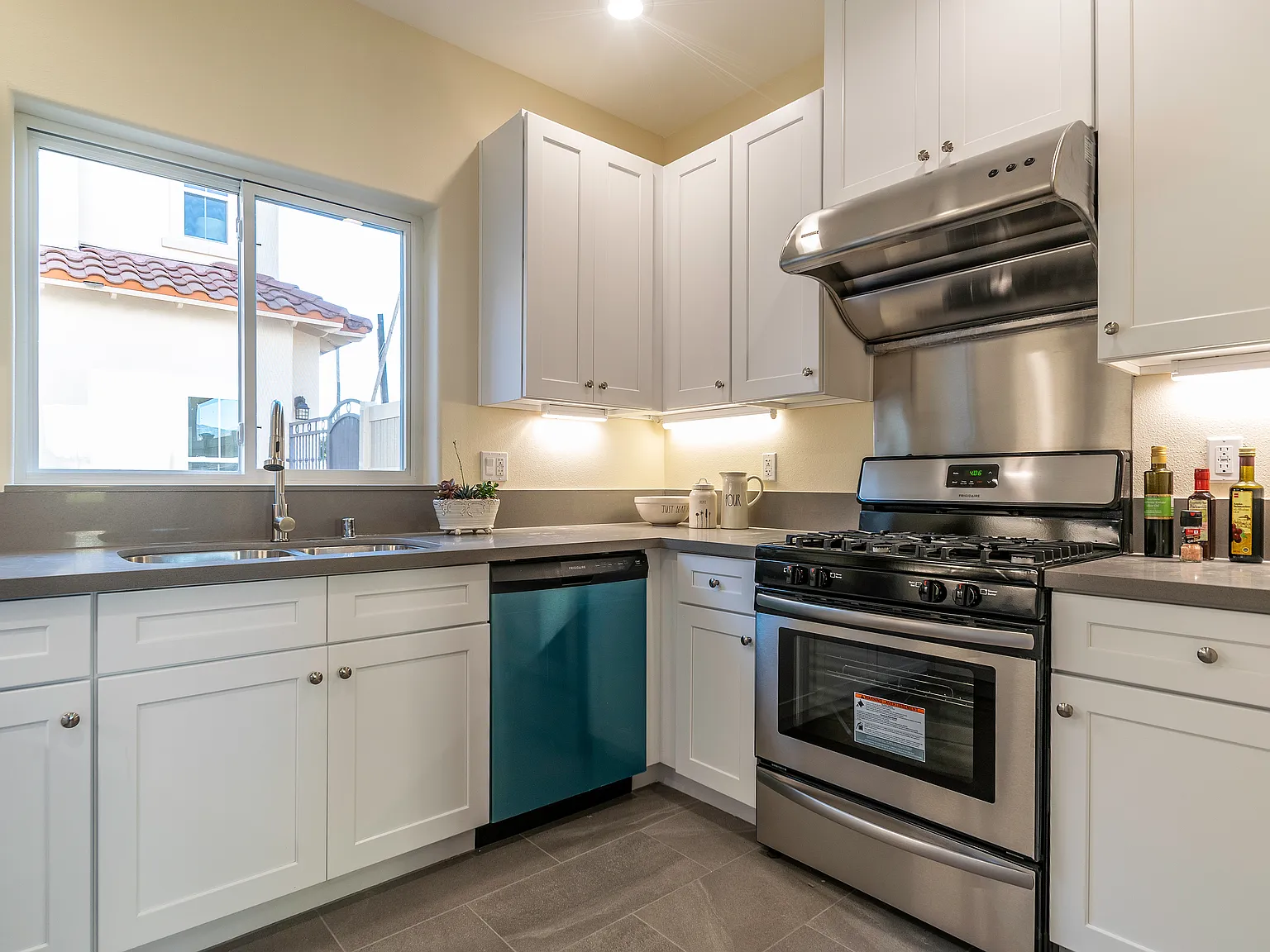 2 bed, 2.5 bath, 1087 sqft, $3,800 — Photo 4