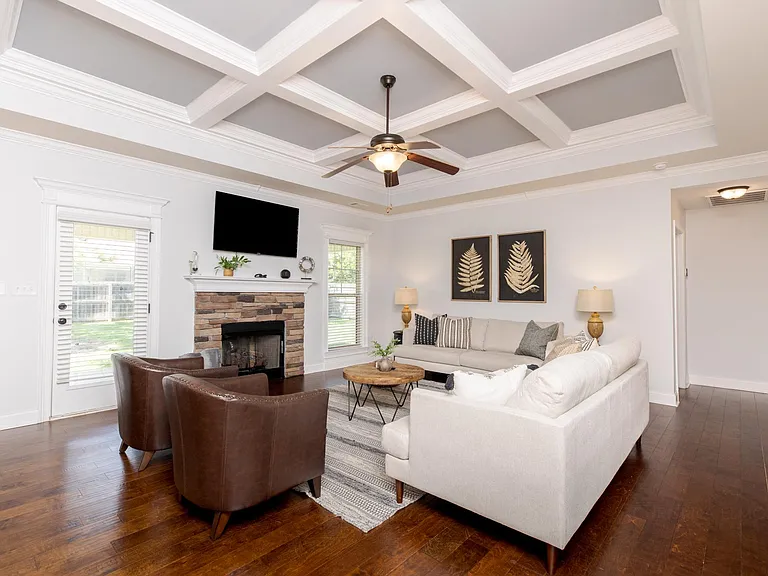 Spacious Living room w/TV streaming