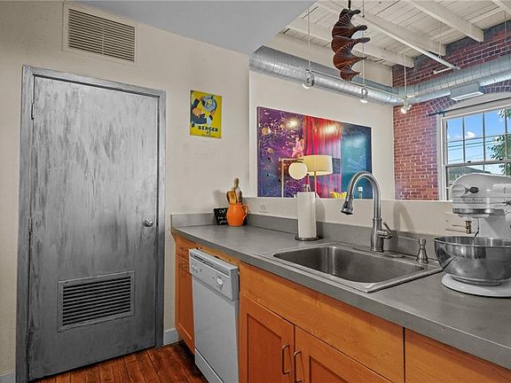5th image of 302-304 Pearl St Unit 201