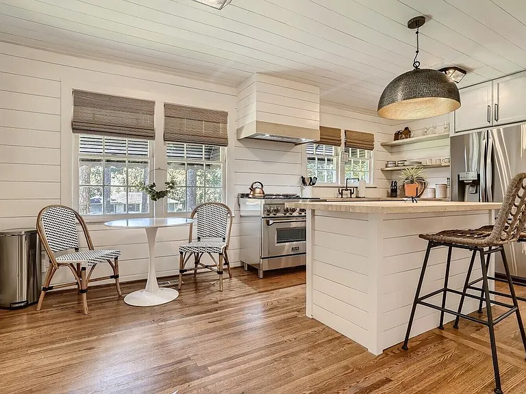 2191 E Lee Rd SE — Photo 2