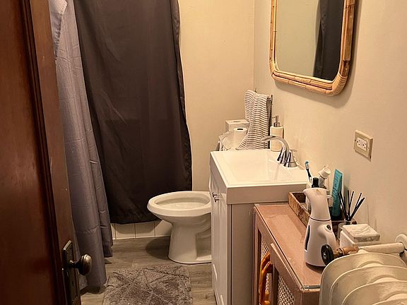 4th image of 733 Elm St #304