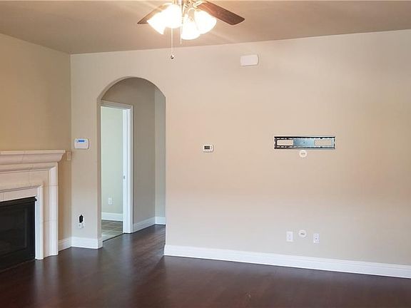 5th image of 2650 Venice Dr Unit 4