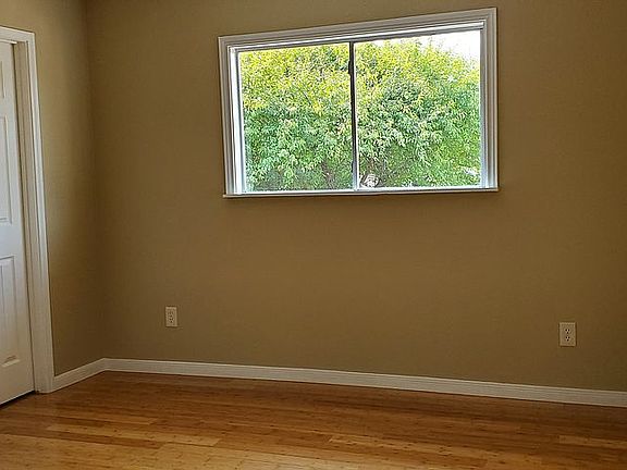 5th image of 614 Oak Berry Dr