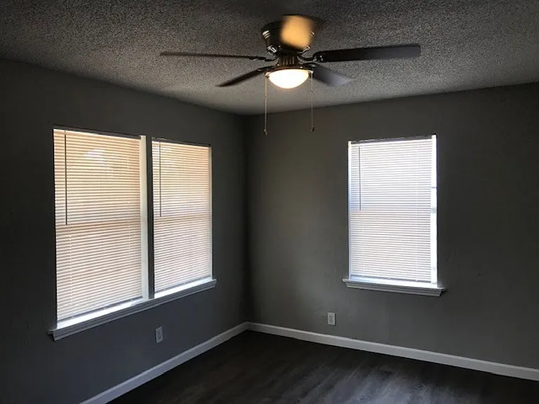 2417 Lowriemore Ln — Photo 5
