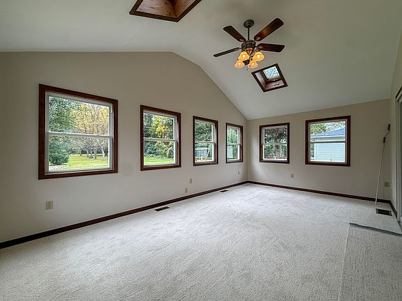 4th image of 384 Maple St