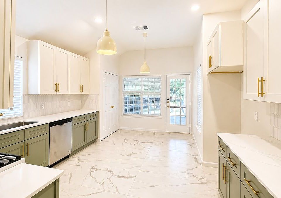 1st image of 306 N Mount Rushmore Dr
